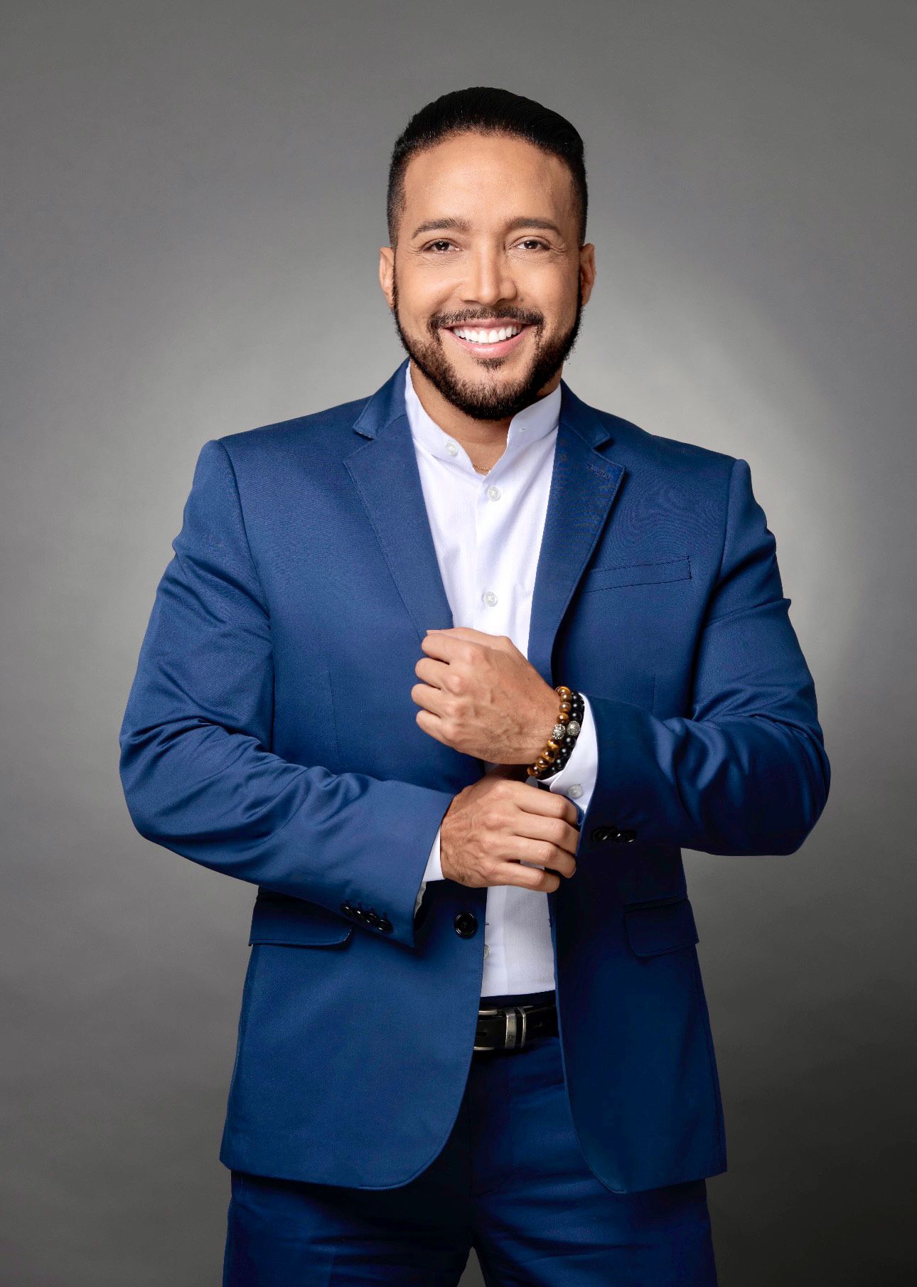 Douglas Bernal — Coach Espiritual, Terapeuta Holístico y Conferencista Internacional
